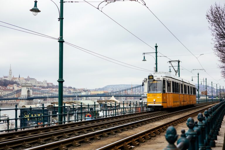 Ennyit keresnek Magyarországon a villamosvezetők – egyre vonzóbb a szakma