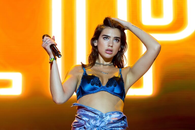 Apró bikiniben pózol a tengerparton Dua Lipa – megőrülnek érte