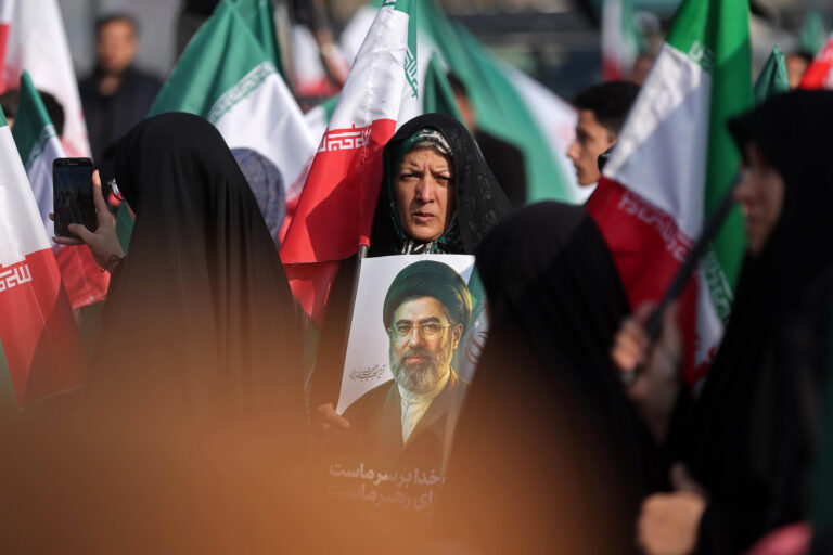 Már akkora a feszültség, hogy megszólalt Irán rejtett legfelsőbb vezetője