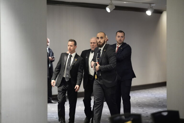 Megdöbbentő részletek derültek ki a Trump körüli lövöldözőről