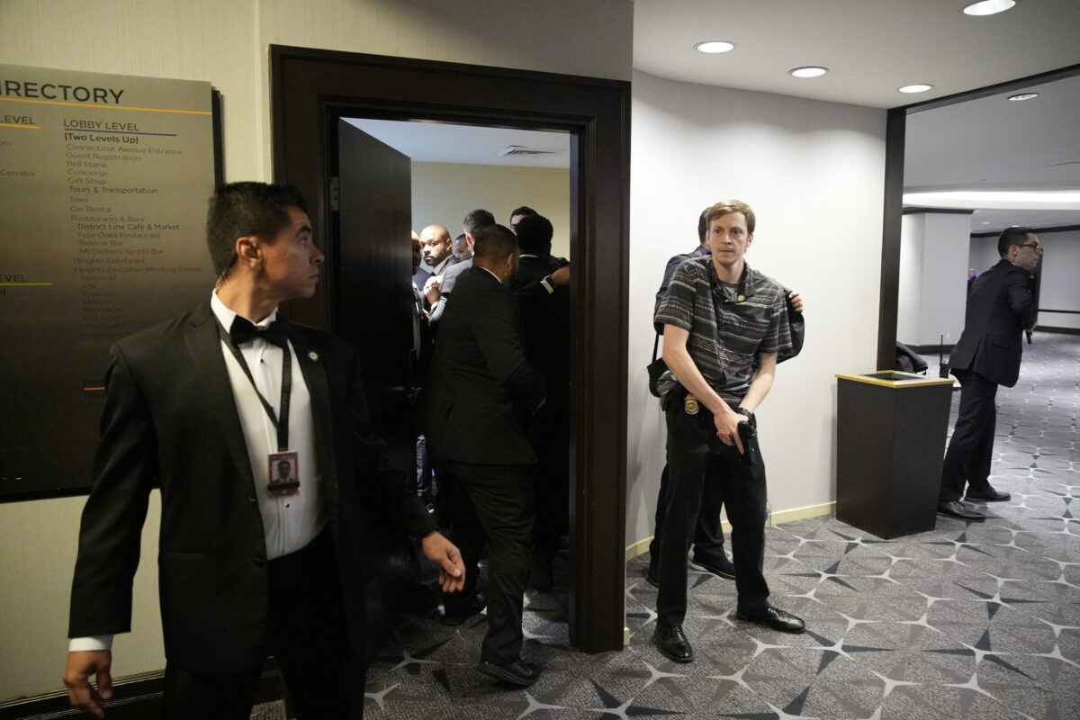 Nyilvánosságra hozták, ki miatt kellett Donald Trumpot azonnal kimenekíteni