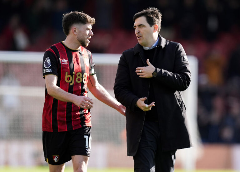 A Chelsea és a Manchester United is ezt az edzőt akarja