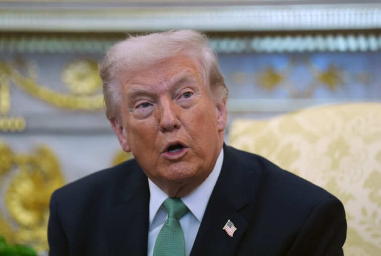 Kiderült, mi a terve az USA-nak Iránnal – 20 évre vágnák el őket