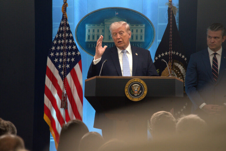 Órákon belül történelmi csapás érheti Iránt – itt az USA bejelentése