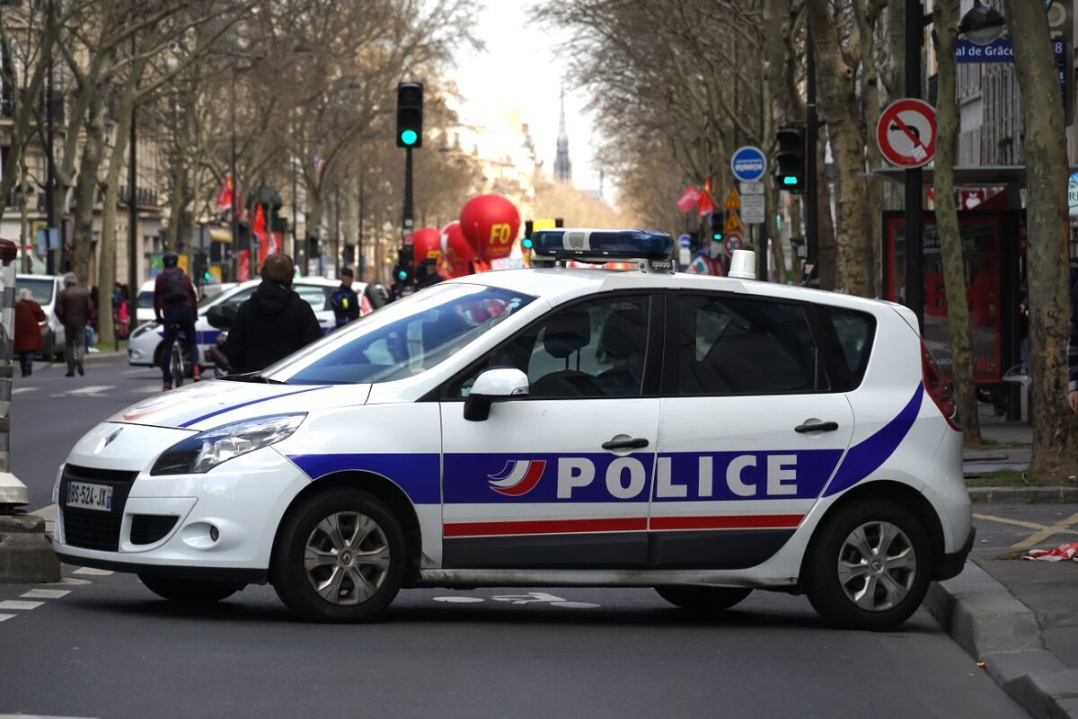 Azonnali riasztás Párizs közelében – több ezer embert telepítettek ki egy váratlan helyzet miatt