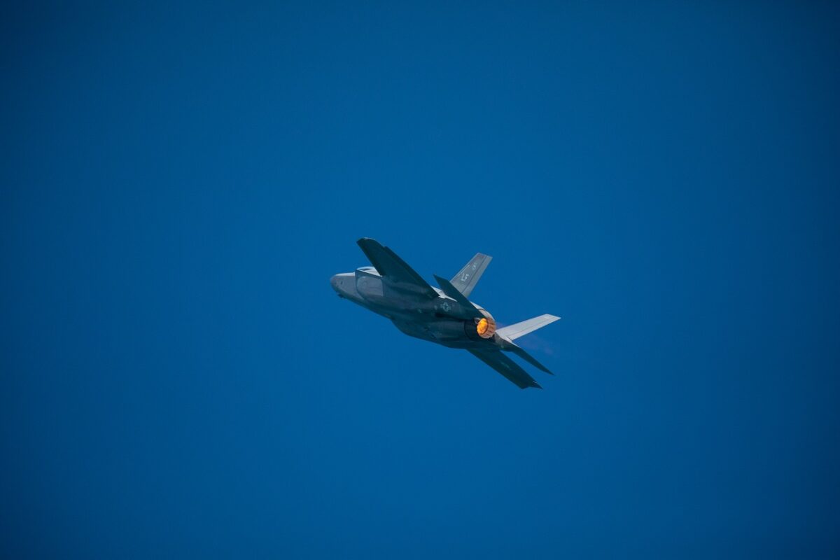 Irán már pénzt kínál az eltűnt amerikai pilótákért – feszült a helyzet