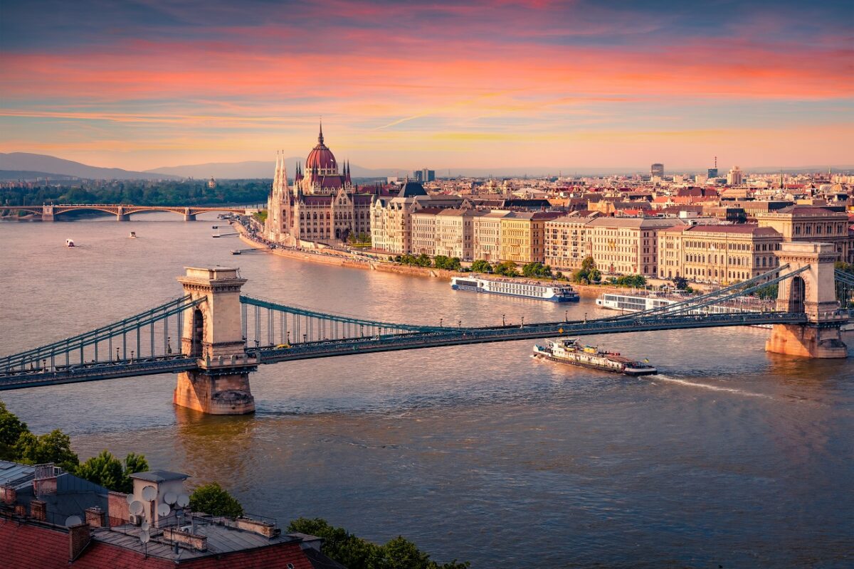 Nagyon súlyos baleset történt Budapesten – lezuhant egy idős nő