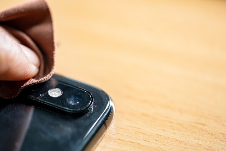 Lehet, hogy rosszul tisztítod a telefonodat – mutatjuk a helyes módszert