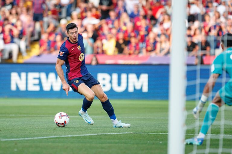Váratlan helyzet a Barcelonánál – ekkora áldozatot kérnek Lewandowskitól