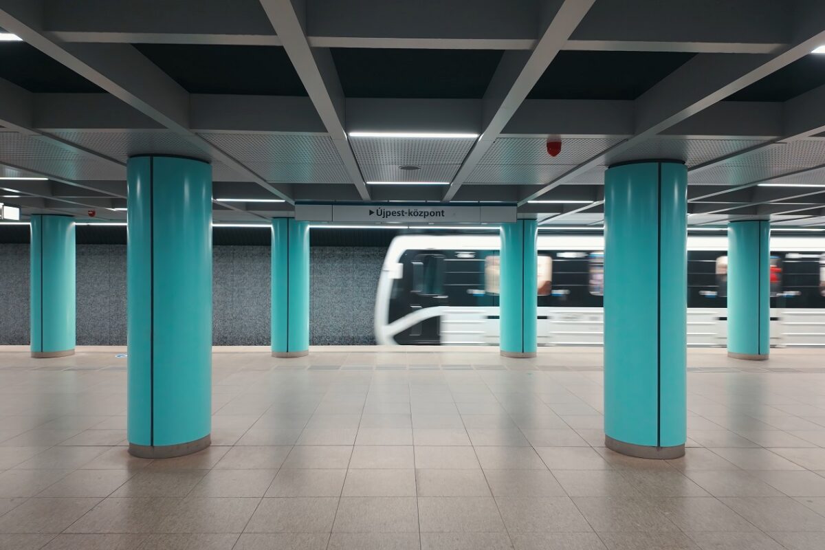 Azonnali közlemény az Országos Mentőszolgálattól – ez történt a metróállomás aluljárójában