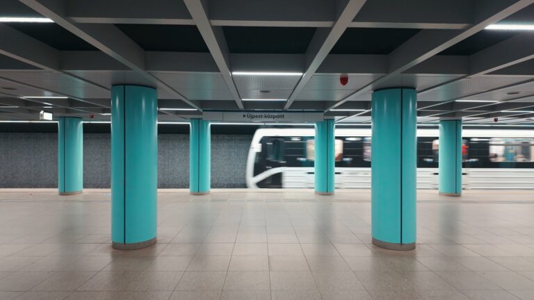 Azonnali közlemény az Országos Mentőszolgálattól – ez történt a metróállomás aluljárójában