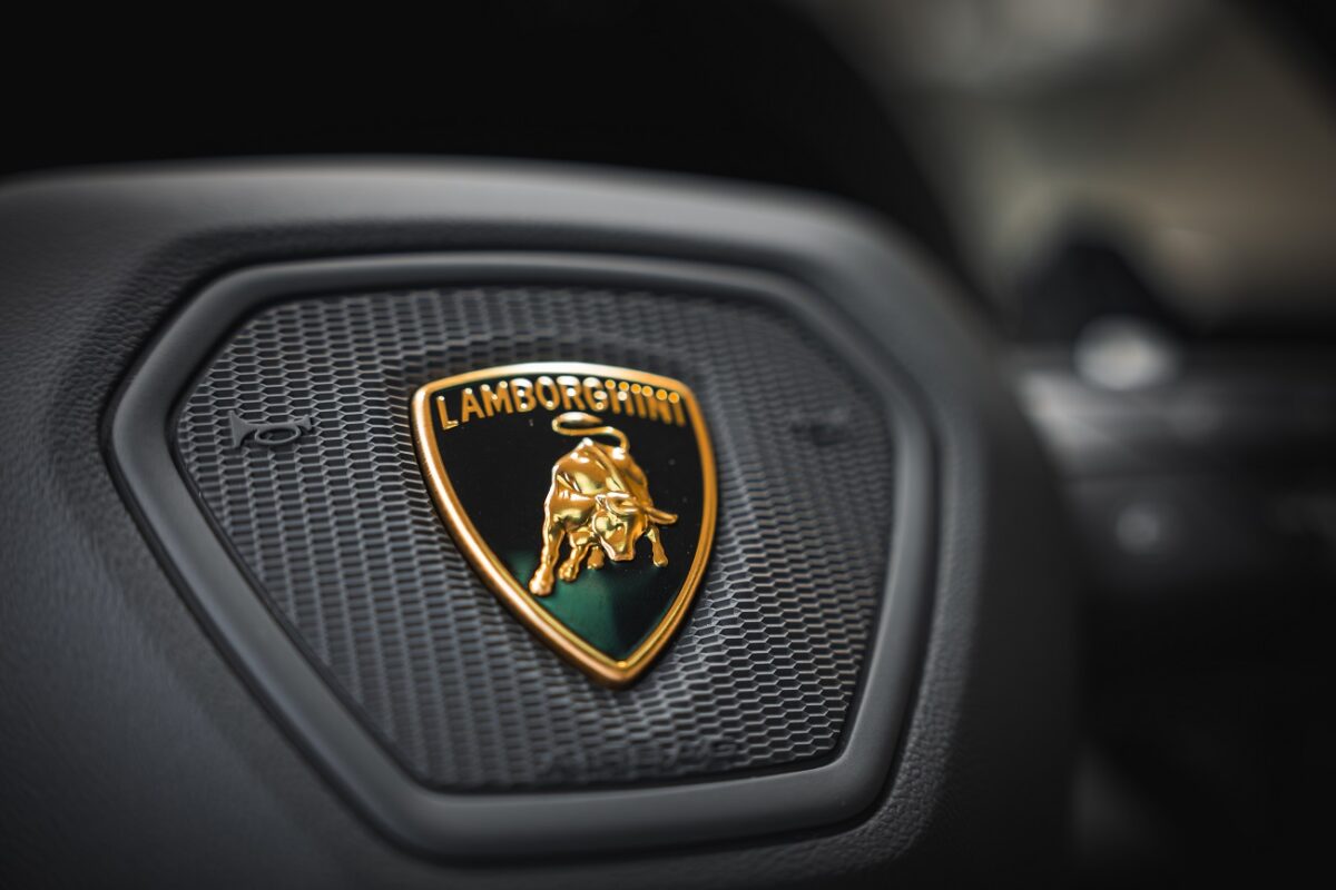 Szürreális baleset történt egy Lamborghinivel – videón az incidens