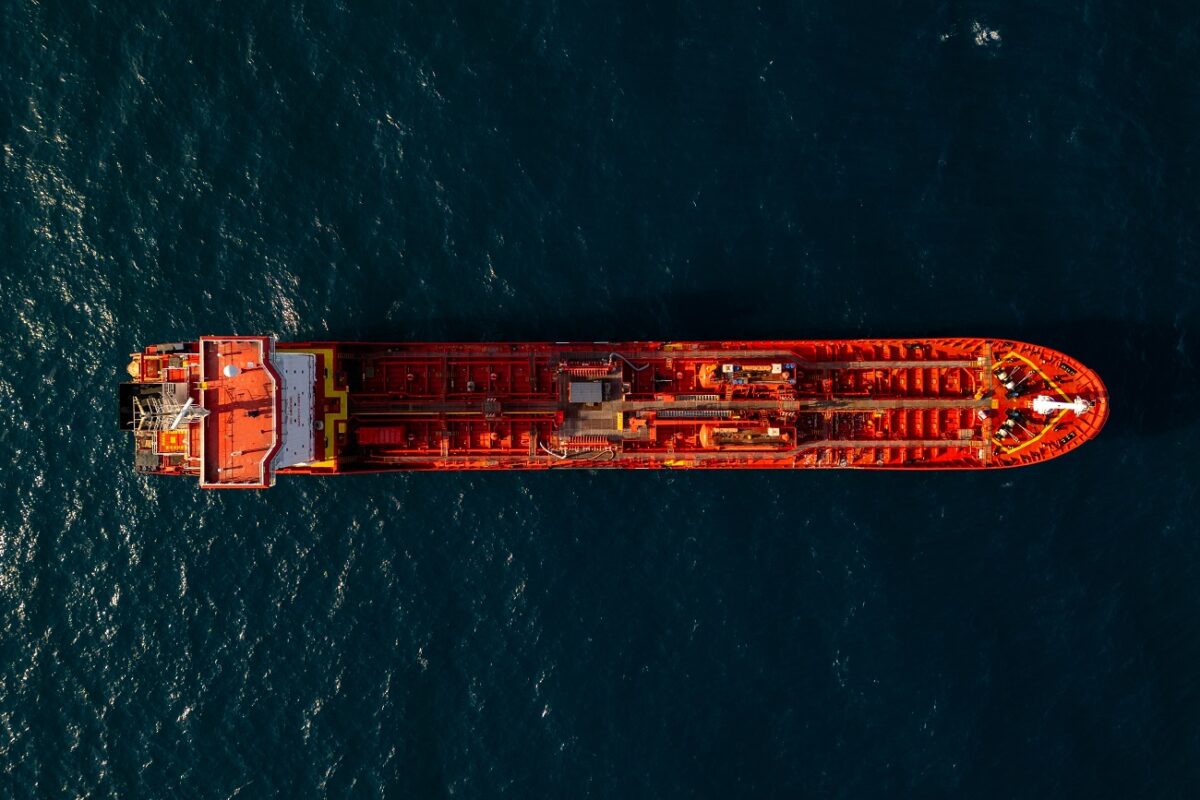 Rejtélyes támadás ért egy teherhajót az Ománi-öbölben – szivárognak a részletek