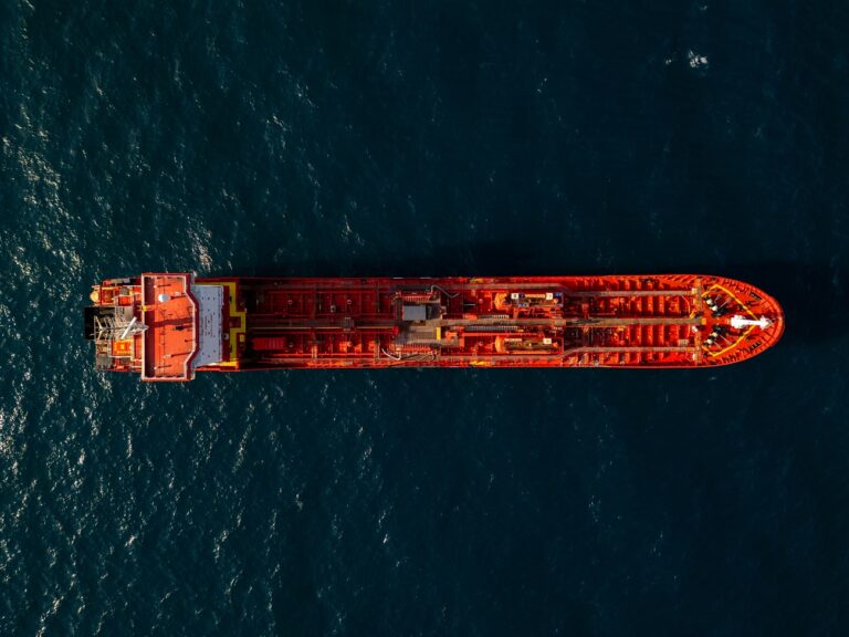 Rejtélyes támadás ért egy teherhajót az Ománi-öbölben – szivárognak a részletek