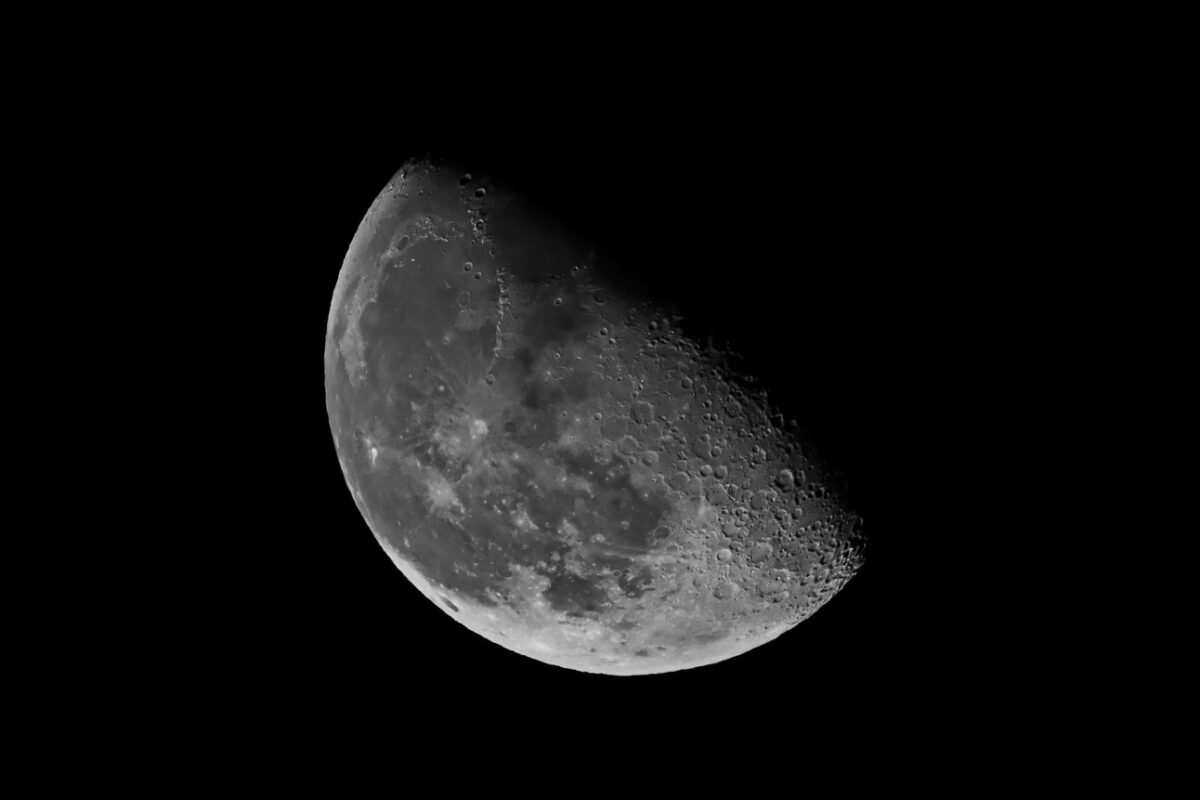 Valami hatalmas csapódott a Holdba, most mindenki erről beszél