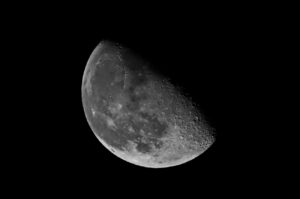 Valami hatalmas csapódott a Holdba, most mindenki erről beszél