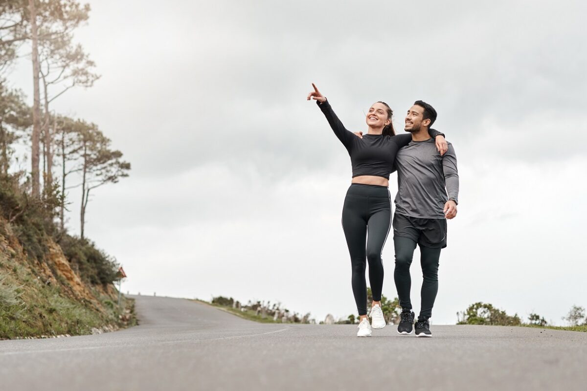Ennyit kell sétálnod naponta, hogy érezhetően csökkenjen a halálozás kockázata