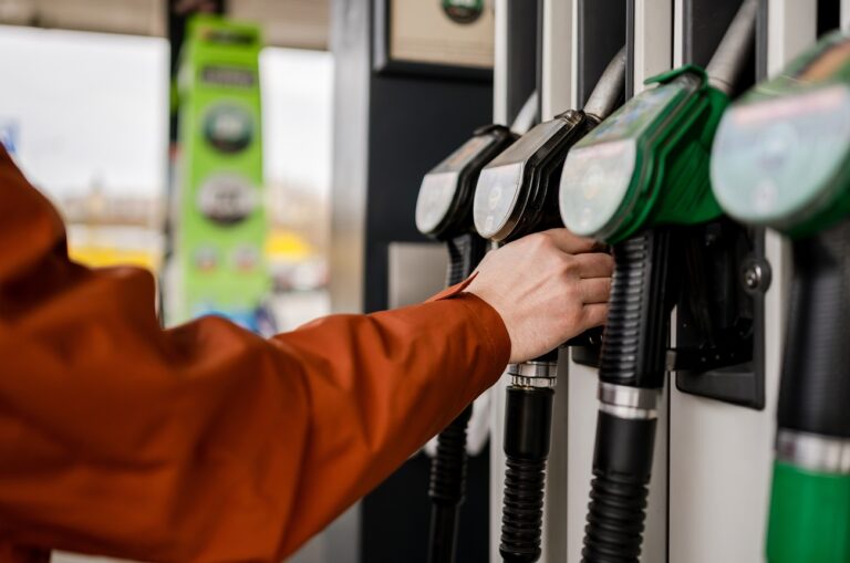 Arcátlan módon lopják az üzemanyagot a benzinkutakról a briteknél