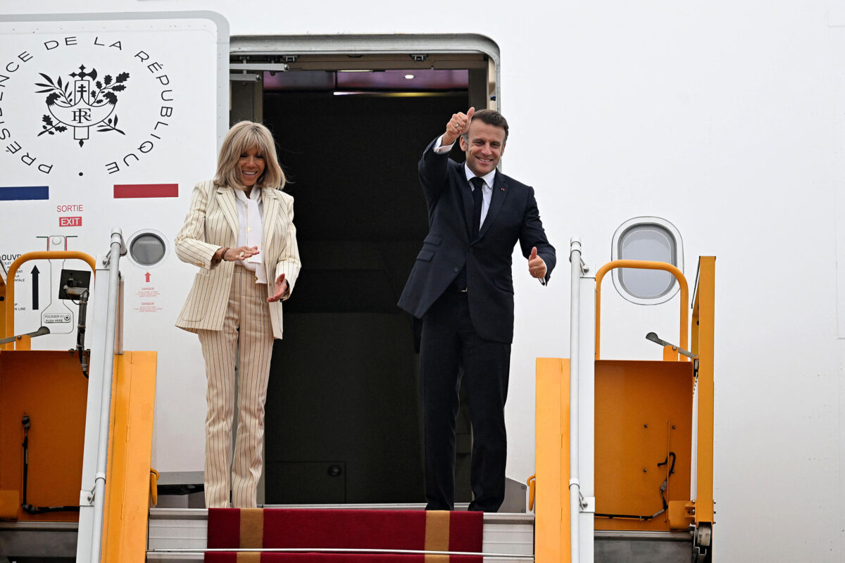 Ezért csattanhatott el a pofon Emmanuel Macronék között?