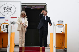 Ezért csattanhatott el a pofon Emmanuel Macronék között?