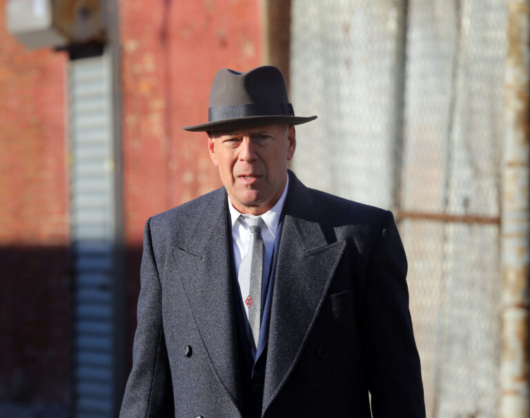 Egészen váratlanul Bruce Willis filmje letaszította Tom Cruise-t
