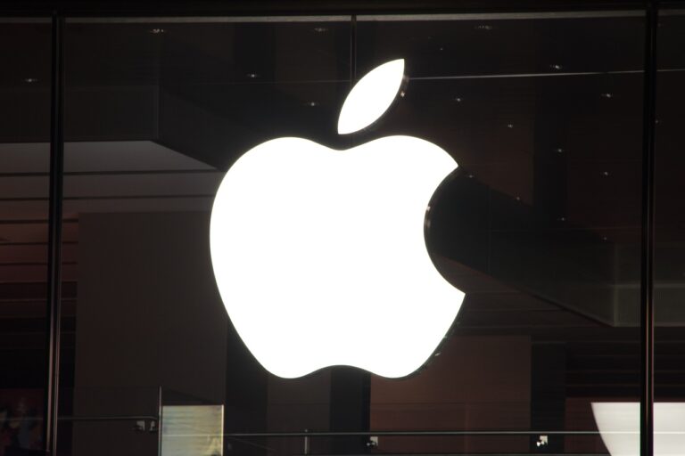 Jöhet az első hajlítható iPhone – ennyibe kerülhet