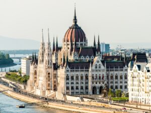 Rendkívüli bejelentések érkeztek Bécsből – Magyarország új irányt vesz