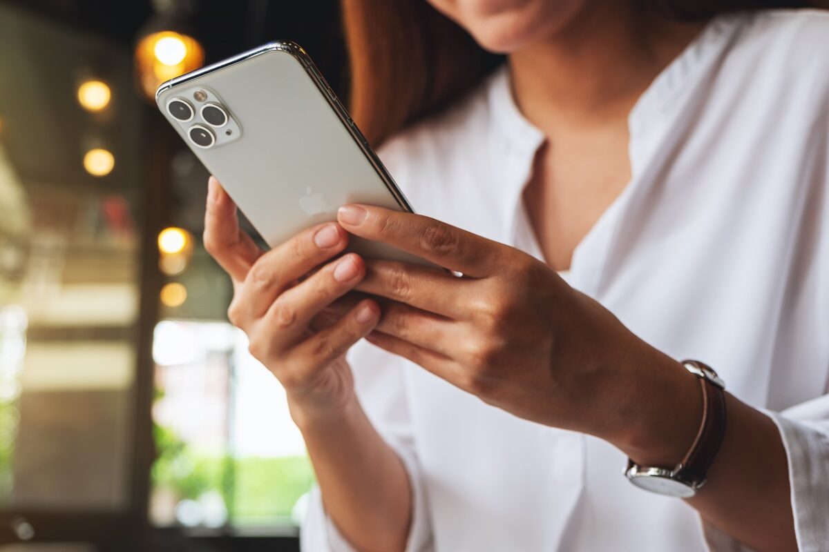 Nem elég sötét az iPhone kijelzője? Itt van egy rejtett beállítás hozzá