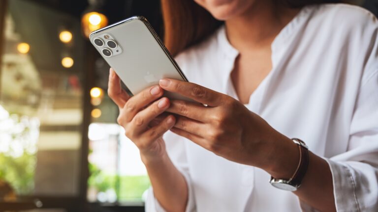 Nem elég sötét az iPhone kijelzője? Itt van egy rejtett beállítás hozzá