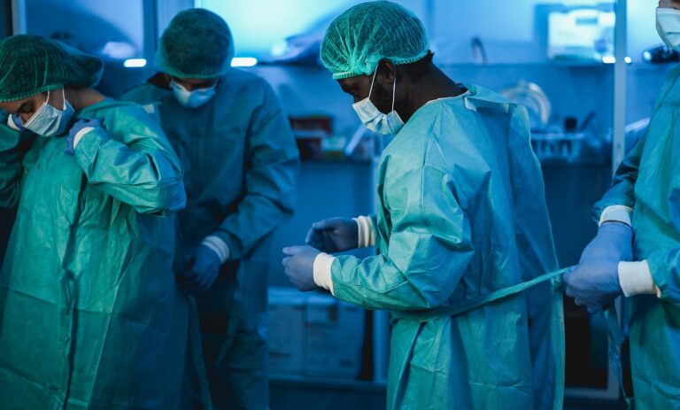 Versenyfutás az idővel a halálos ebola-vírus árnyékában Afrikában