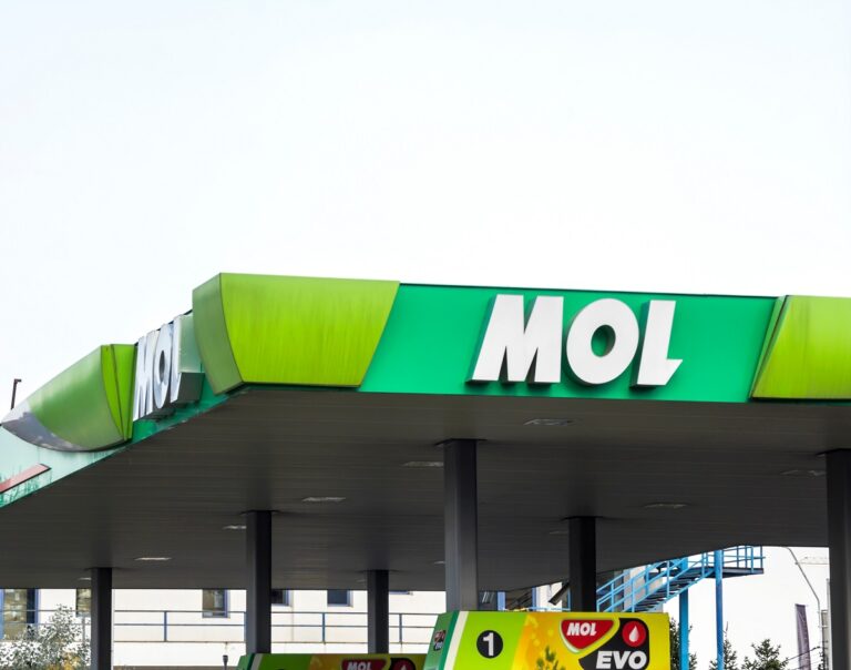 Rendkívüli bejelentés – halálos áldozata is van a MOL tiszaújvárosi üzemében történt robbanásnak
