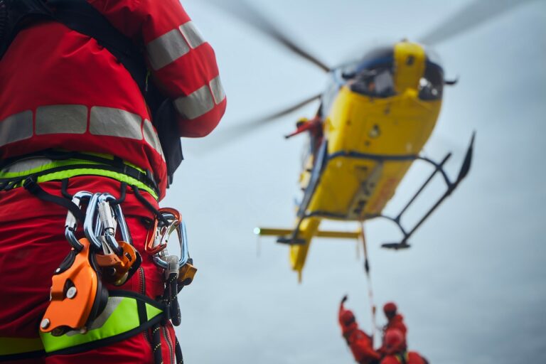 Nagyon súlyos buszbalesettel indult a vasárnap – rengeteg a sérült, helikoptert is küldtek