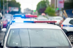 Testkamera rögzítette, ahogyan a rendőr megment egy csecsemőt