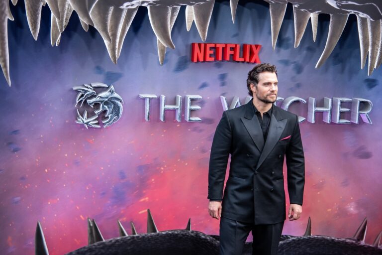 Teljesen eltérő sci-fi világokban tér vissza Henry Cavill