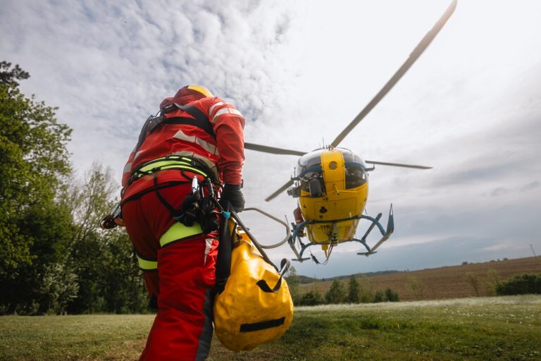 Súlyos a helyzet a Pilisnél – mentőhelikoptert is küldtek, jönnek a részletek