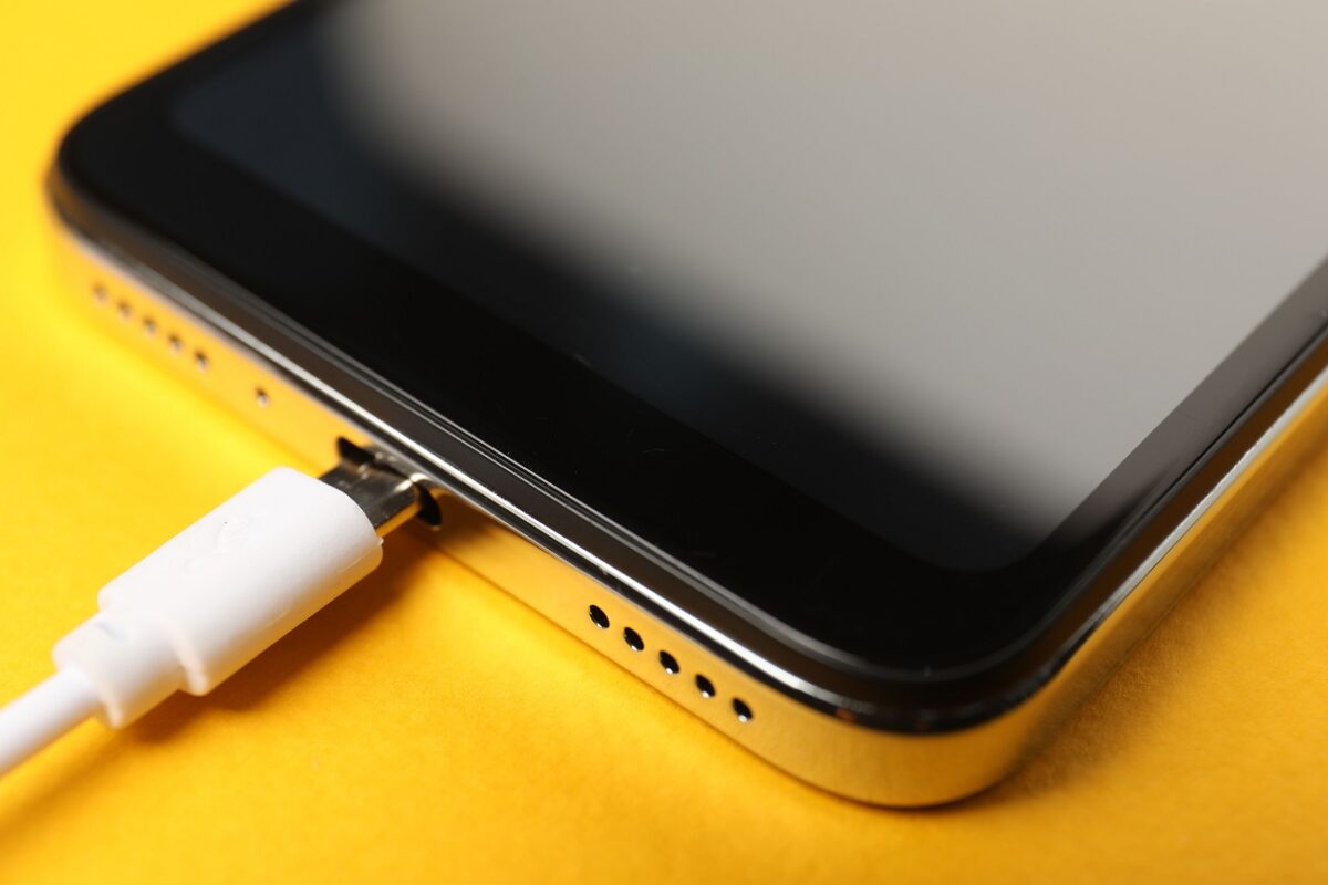 Ezért töltjük inkább kábellel a mobiltelefonunkat
