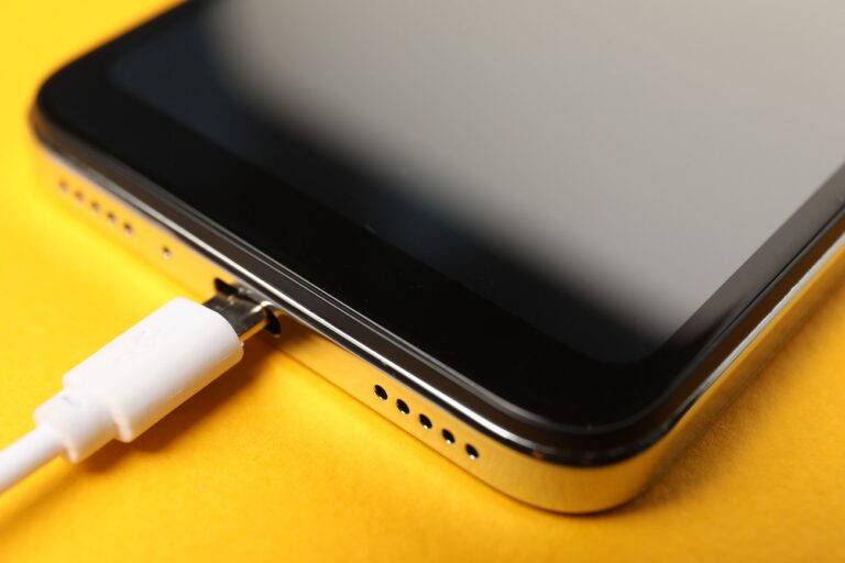 Ezért töltjük inkább kábellel a mobiltelefonunkat