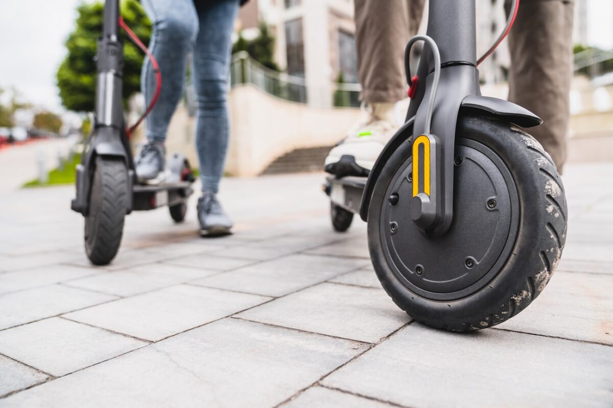 Újabb rendkívül súlyos rollerbaleset történt – egy 14 éves fiú életéért küzdenek az orvosok