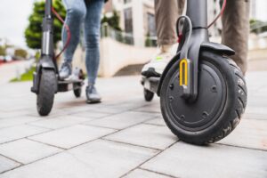 Újabb rendkívül súlyos rollerbaleset történt – egy 14 éves fiú életéért küzdenek az orvosok