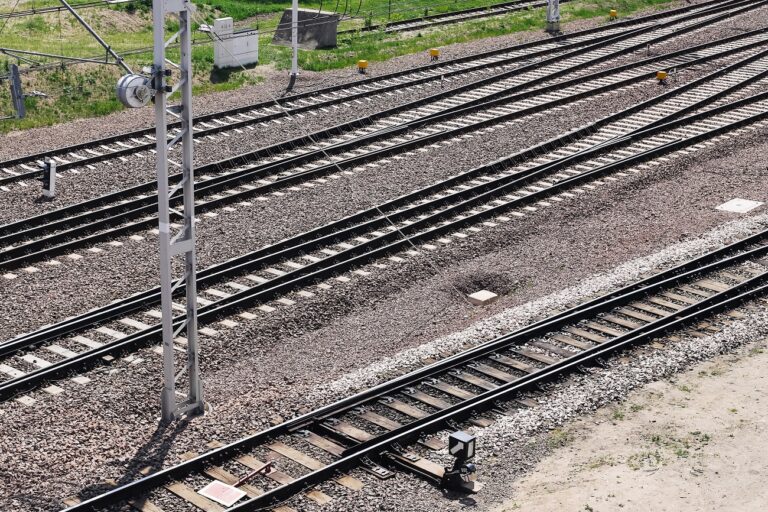 Azonnali közleményt adott ki a MÁV – kisiklott egy tehervonat egyik kocsija Bicskénél