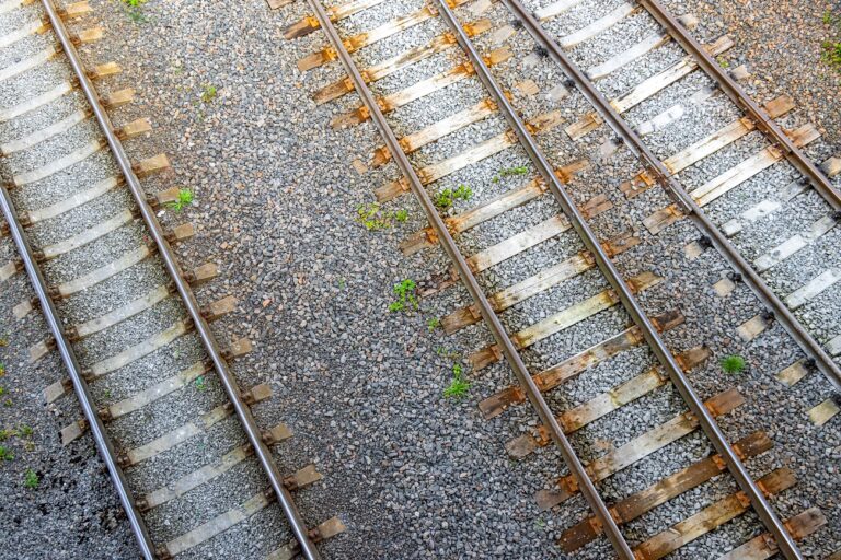 Drámai baleset Babótnál – személyvonattal ütközött egy autó