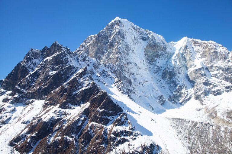 Ereszkedés közben halt meg két hegymászó a Mount Everesten