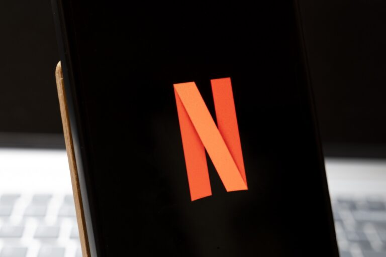 Idős hősökkel hódít a Netflix új sci-fi sorozata – zseniális lett