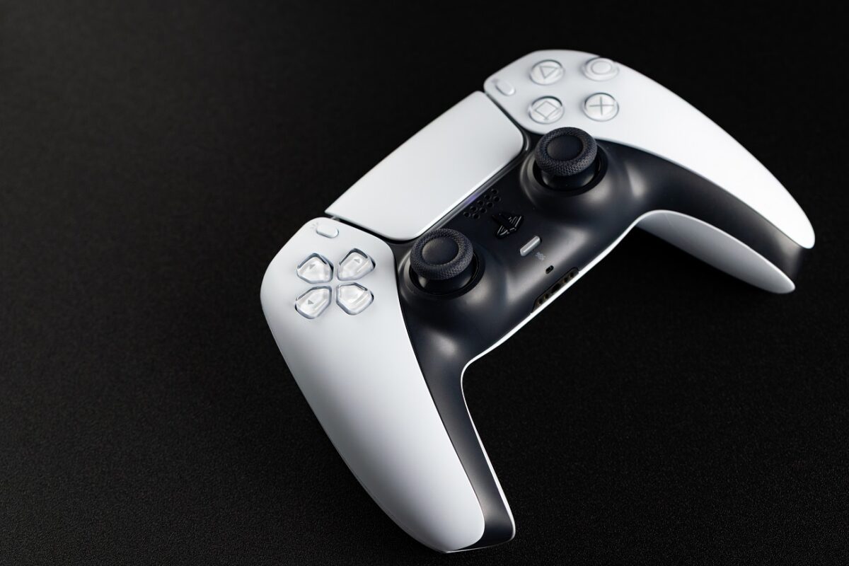 Mit jelez a narancssárga fény a PlayStation 5 DualSense kontrollerén?