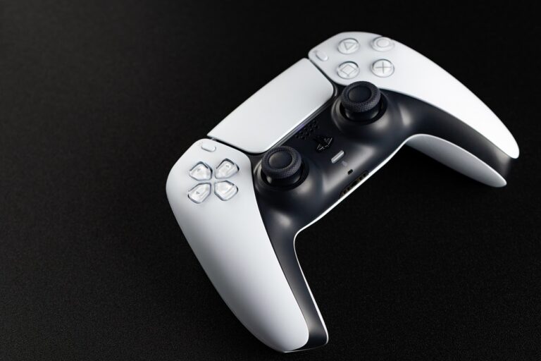 Mit jelez a narancssárga fény a PlayStation 5 DualSense kontrollerén?