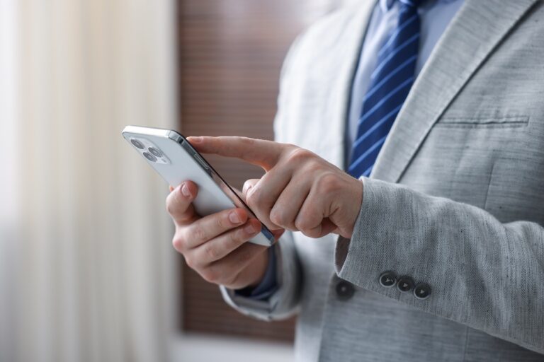 Ezt tedd a telefonoddal, ha közeledik a zivatar