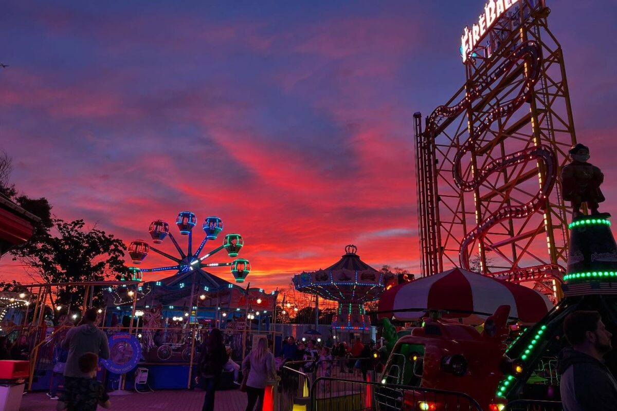 Órákig lógtak a levegőben egy népszerű vidámpark játékán