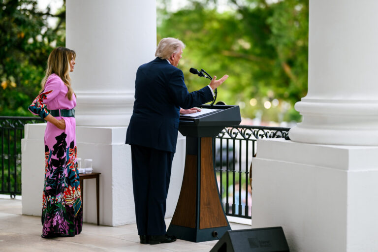 Súlyos figyelmeztetést kapott Donald Trump