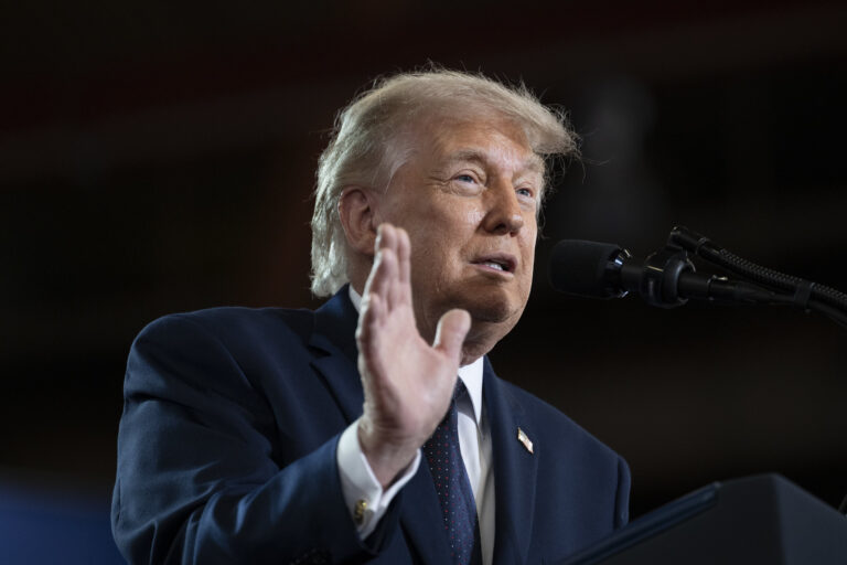 Donald Trump tényleg az asztalra csapott – Izrael felfüggesztheti a csapásokat Irán ellen