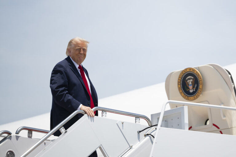 Rendkívül kínos helyzetbe hozták Donald Trump-ot – videón a jelenet